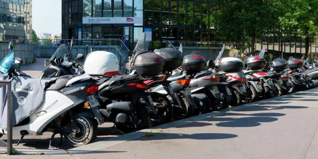 Scooter Électrique et Stationnement Gratuit à Paris : Ce Qu’il Faut Savoir