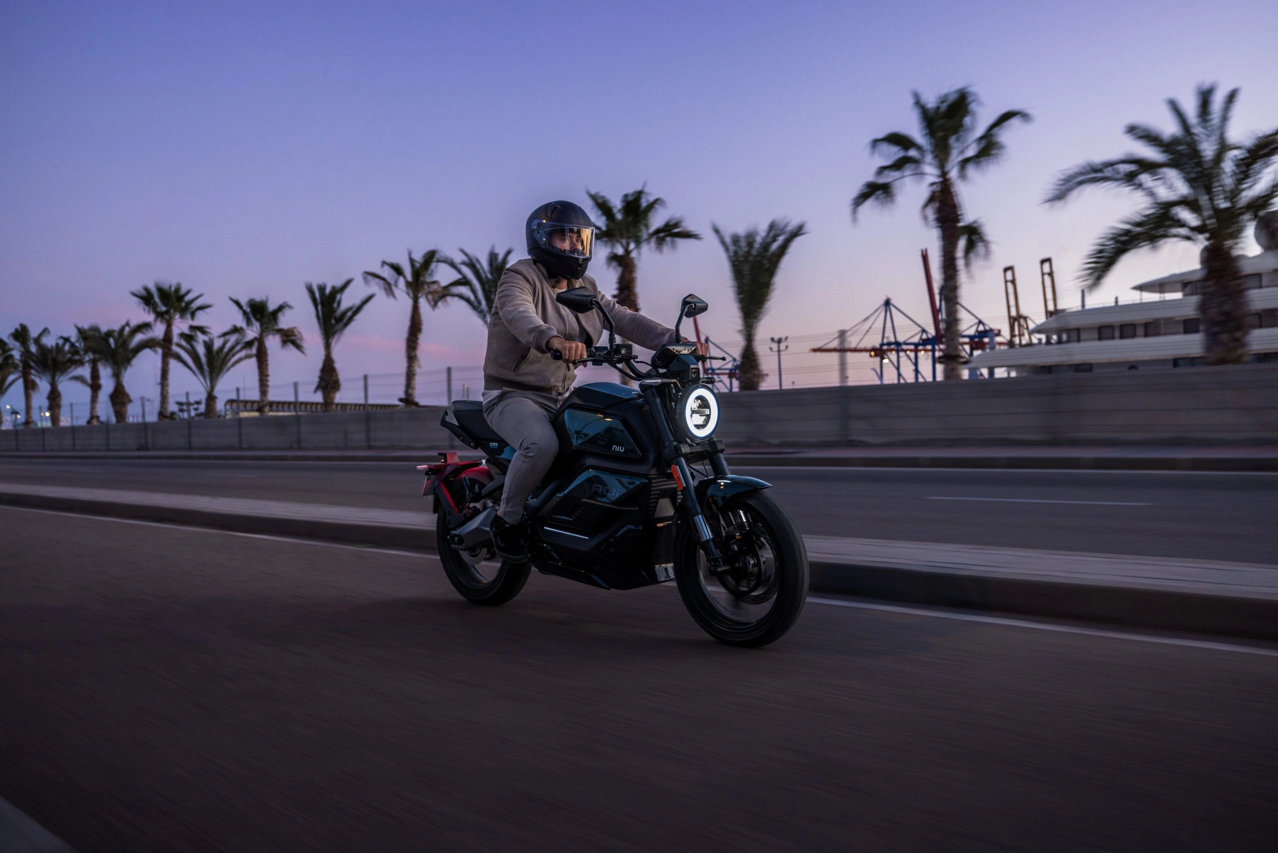 Moto électrique : faut-il changer sa façon de conduire ?